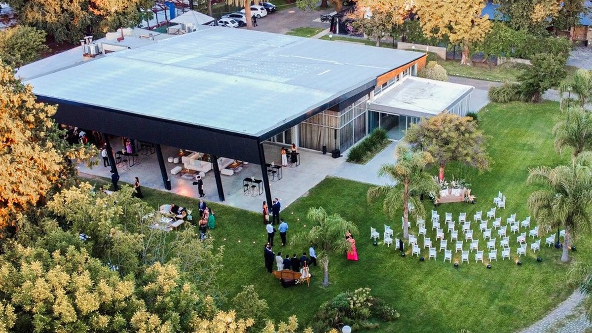 Cómo es el innovador salón de eventos de Funes que permite festejar y quedarse a dormir en un entorno natural